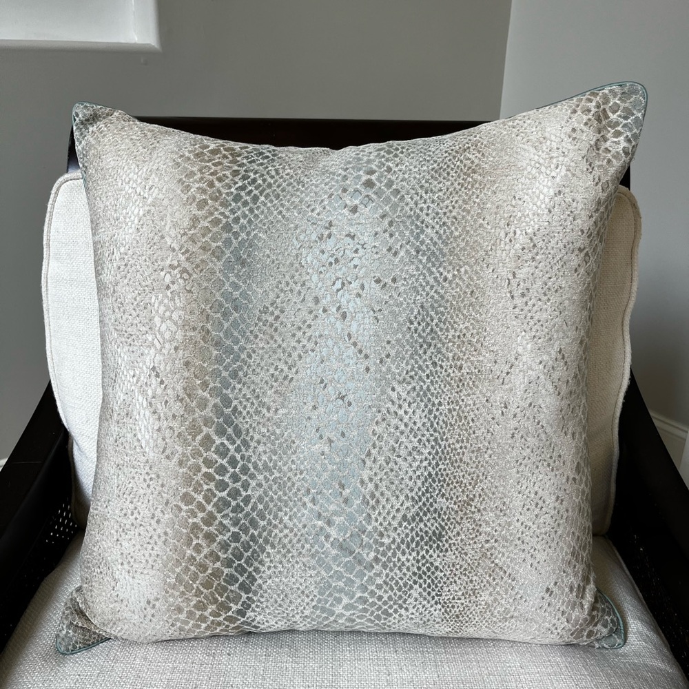 Ryan studio Lizzie 21x21 down filled pillow - Picture 3 of 5